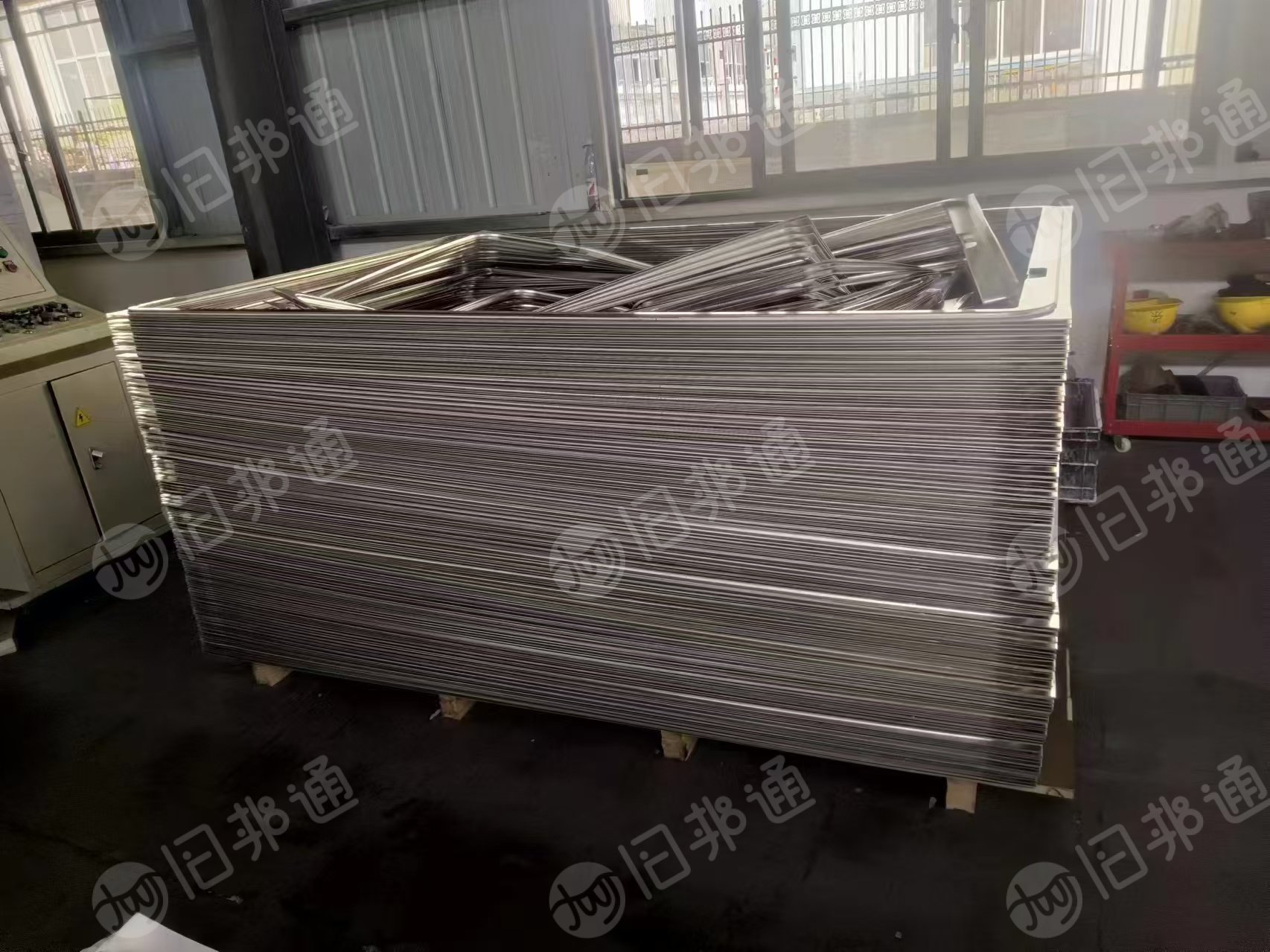 出售三四系铝复合边角料，3003的料，一面喷了复合材料A380料