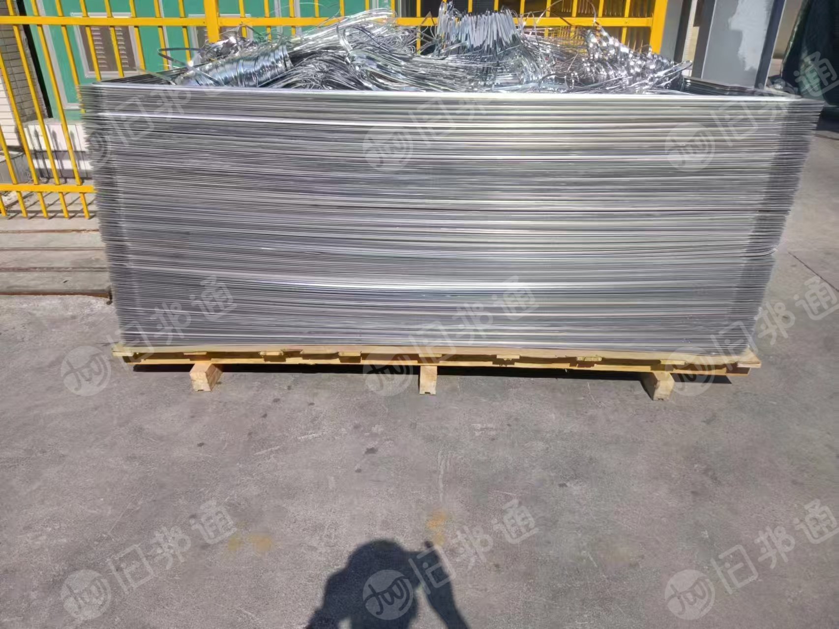 出售三四系铝复合边角料,3003的料,一面喷了复合材料A380料