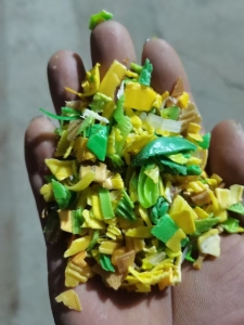 长期出售分色瓶盖破碎料，蓝色瓶盖破碎料，绿色瓶盖破碎料