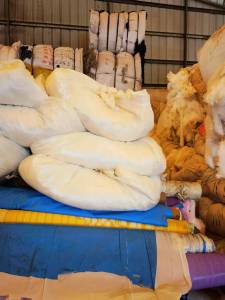 出售涤纶废布，涤纶边角料，有白色跟什色，现货十吨左右