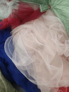 长期出售绣花厂下来的涤纶网纱，涤纶废纱，涤纶线