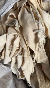 长期出售领子边角料，纯棉边角料，中间黑线是涤纶的，现货十几吨