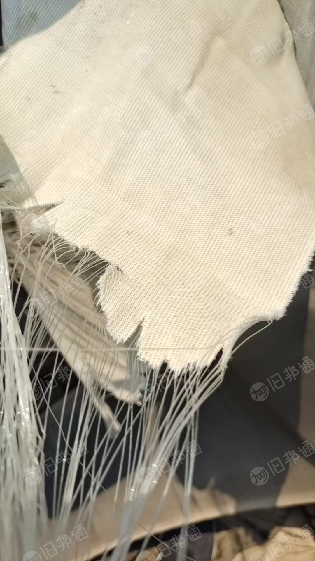 出售橡塑厂下来的，丙纶与涤纶混织的复合布，长丝是涤纶丝，现货20吨左右