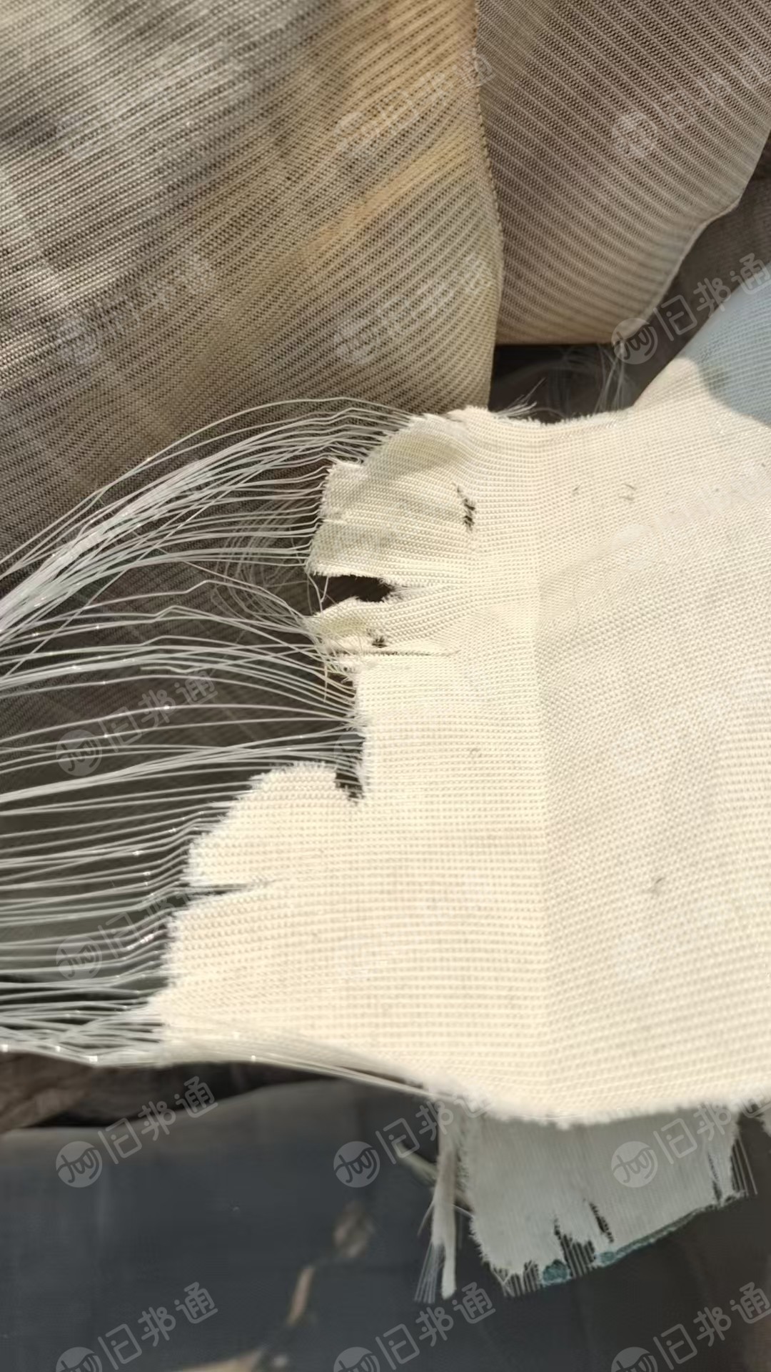 出售橡塑厂下来的，丙纶与涤纶混织的复合布，长丝是涤纶丝，现货20吨左右