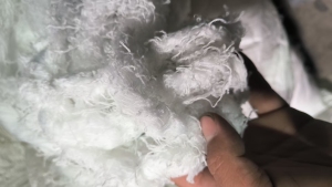 长期出售纺纱厂下来的涤纶废丝，涤纶丝，涤纶低弹丝，现货9.6米一车