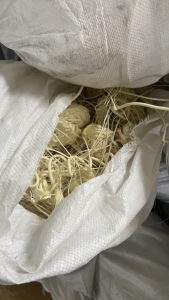 长期出售造粒厂下来的pet机头料，现货10吨左右，里面有色母