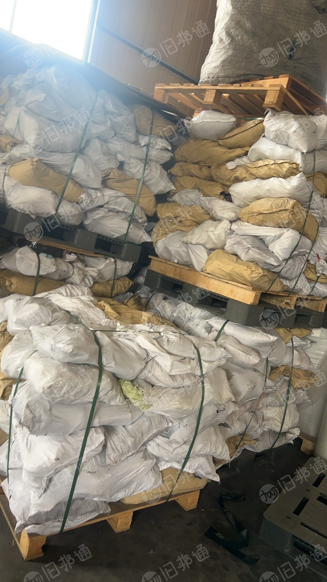 长期出售造粒厂下来的pet机头料，现货10吨左右，里面有色母