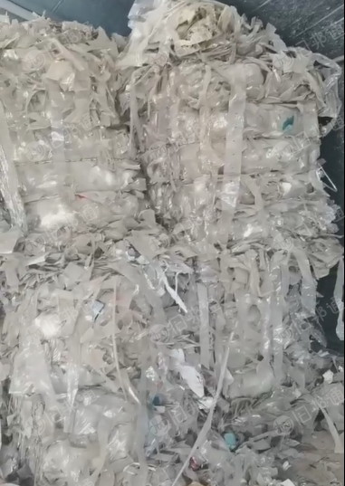 出售无胶PET膜压包料，透明七八吨，蓝色和透明一起压的十几吨