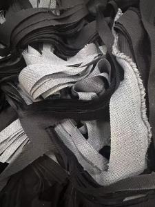 长期出售童车厂下来的梭织废布，有尼龙材质和聚酯材质，统货卖，月供100多吨，货在广东中山