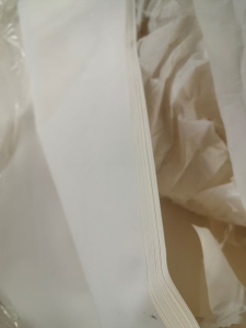 出售高压PE乳白刀口料，黑高压刀口料12吨