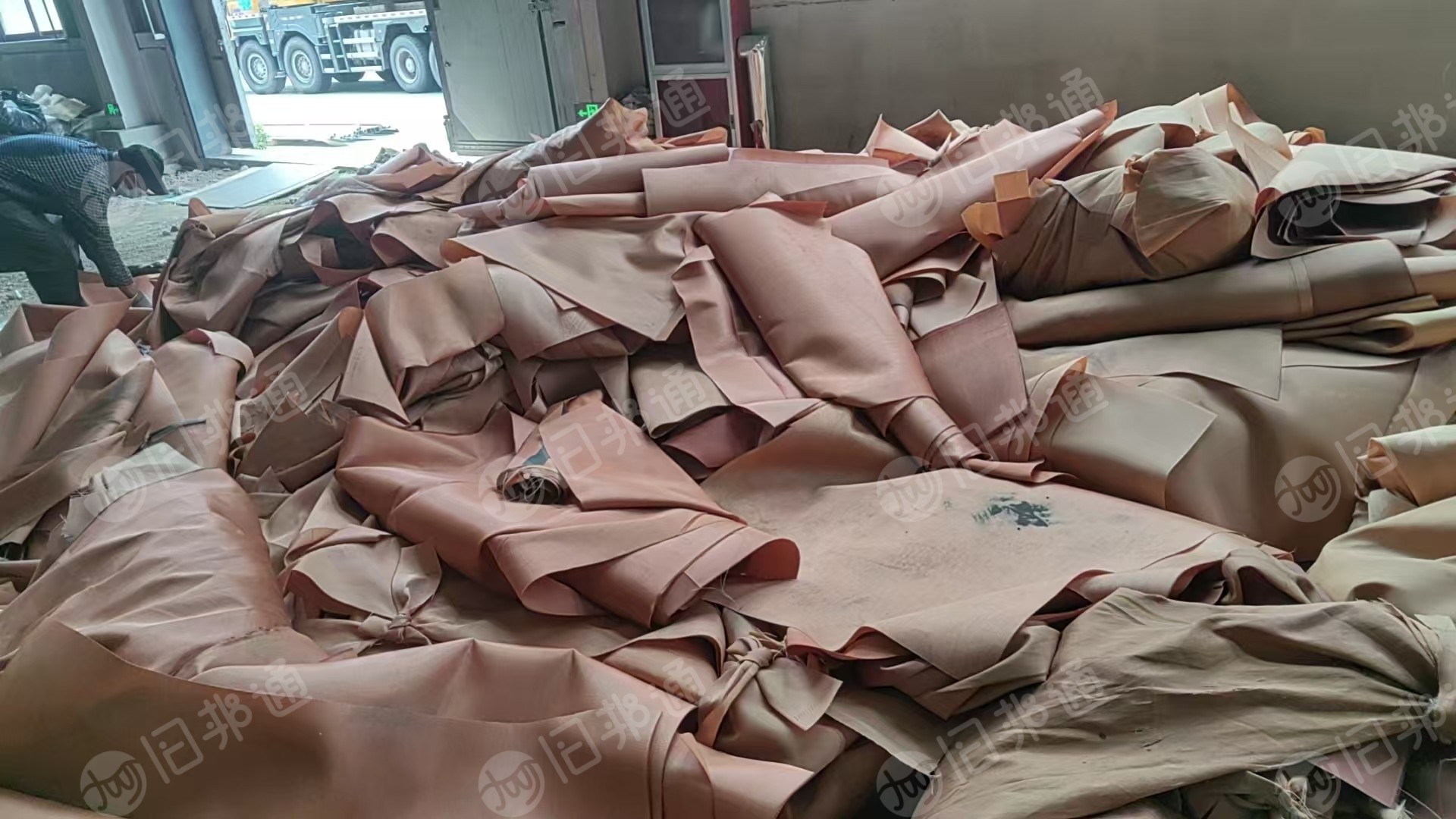 长期出售锦纶废布，现货8-9吨，全部都是一个颜色的，厂在山东临沂