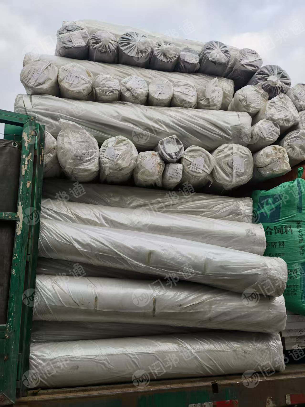 出售涤卡库存布，整卷的是半漂的，包的是胚布，密度108*50，幅宽160，克重202，现货三四万米。