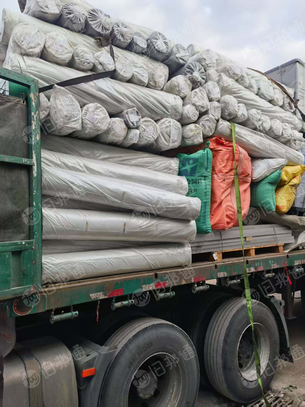 出售涤卡库存布，整卷的是半漂的，包的是胚布，密度108*50，幅宽160，克重202，现货三四万米。