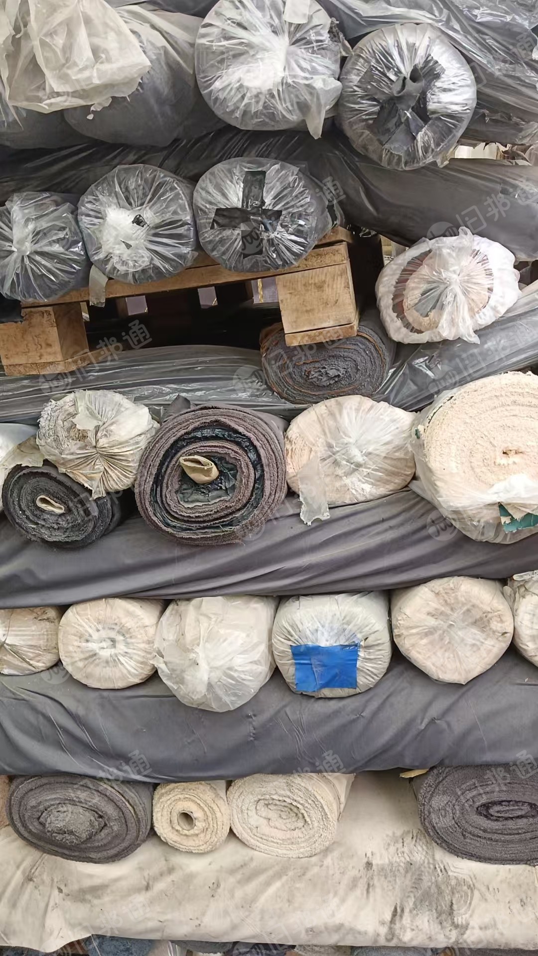 长期出售库存布，一面春亚纺，一面小羊皮，现货15万米，货在江苏苏州