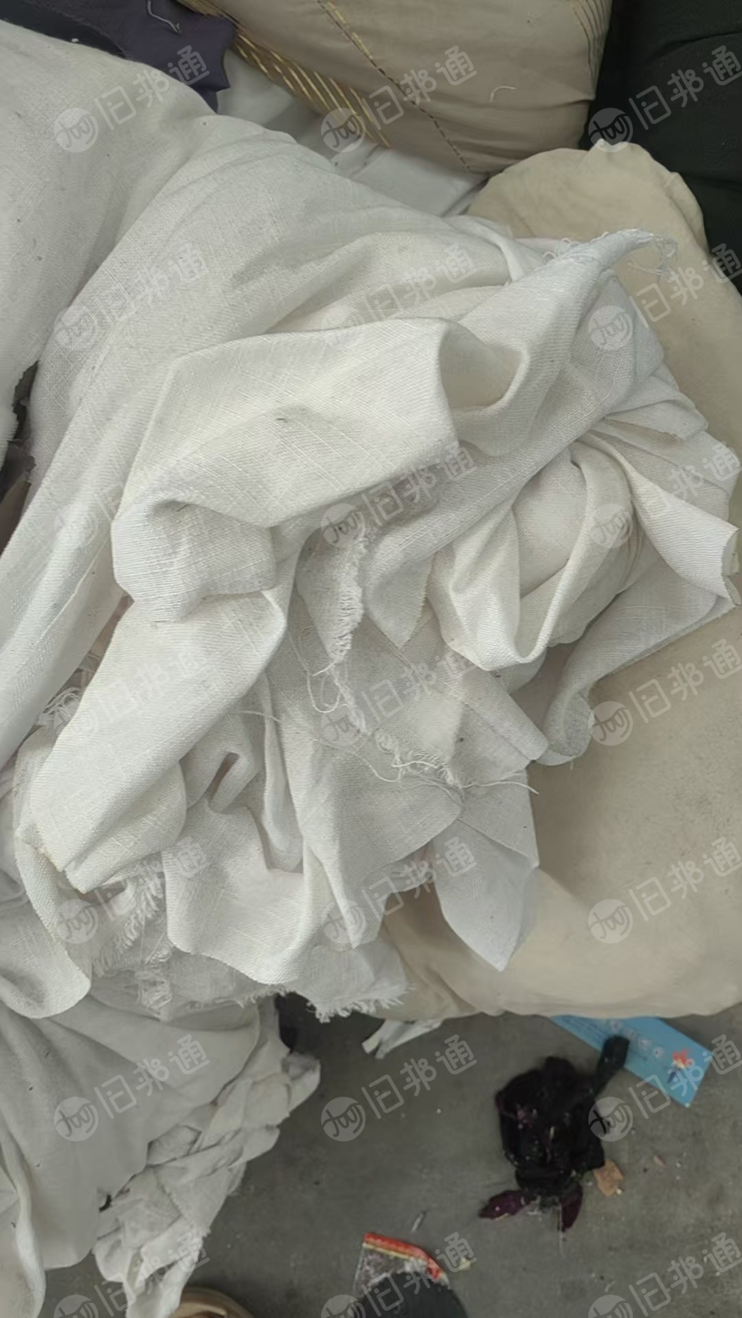 长期大量出售涤棉废布，白色开花料，针织梭织一起，现货有20吨左右，货在浙江绍兴