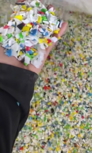 出售PP美缝胶管破碎料，目前现货是杂色，后续可以分色