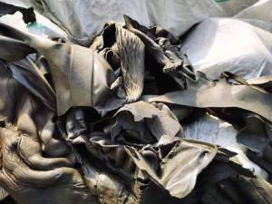 出售橡胶边料，有黑黄两种，供给磨粉用，现货十来吨