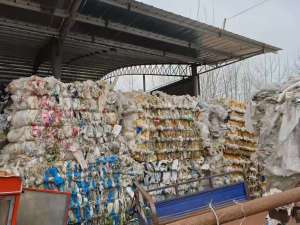 出售水做高压PE薄膜废料，水洗高压膜废料，现货九米六一车