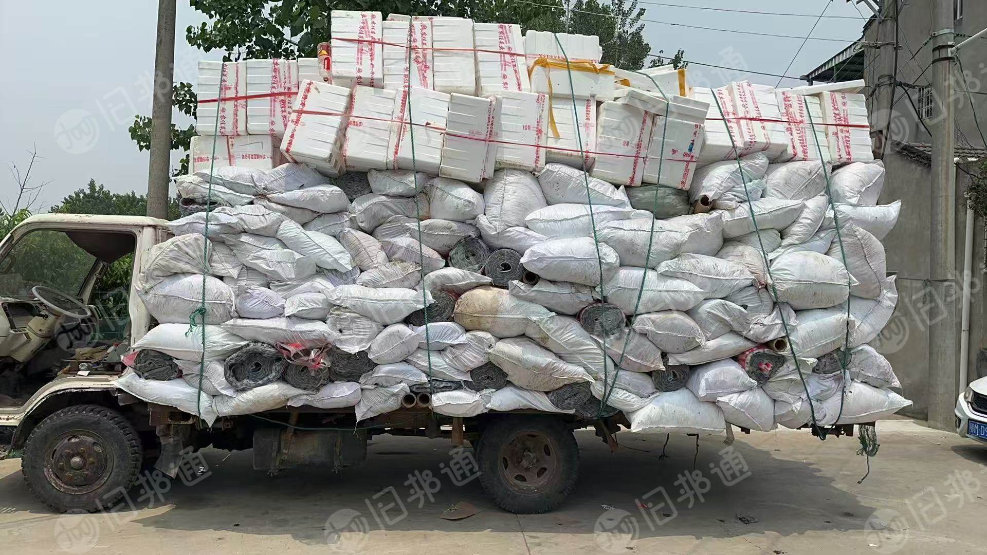 出售食品厂下来的PET复合PE膜废料,现货七八吨