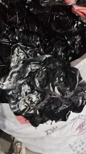 长期出售厂里下来的橡胶废料,月供七八吨,货在上海