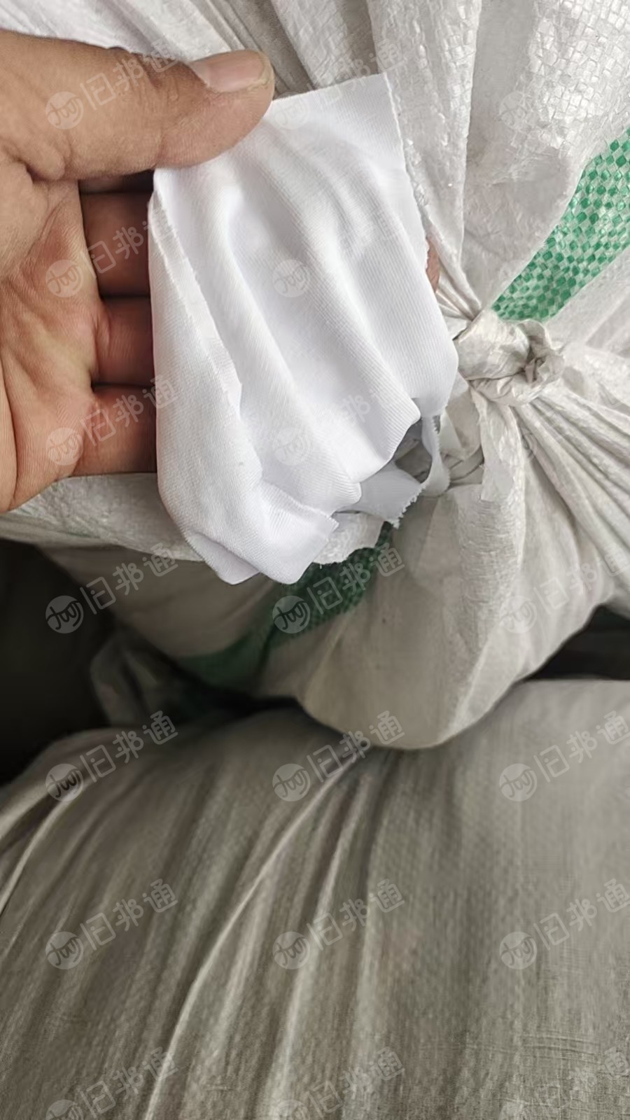 长期出售白色的涤棉废布，棉布边角料，85棉15涤，月供20吨左右