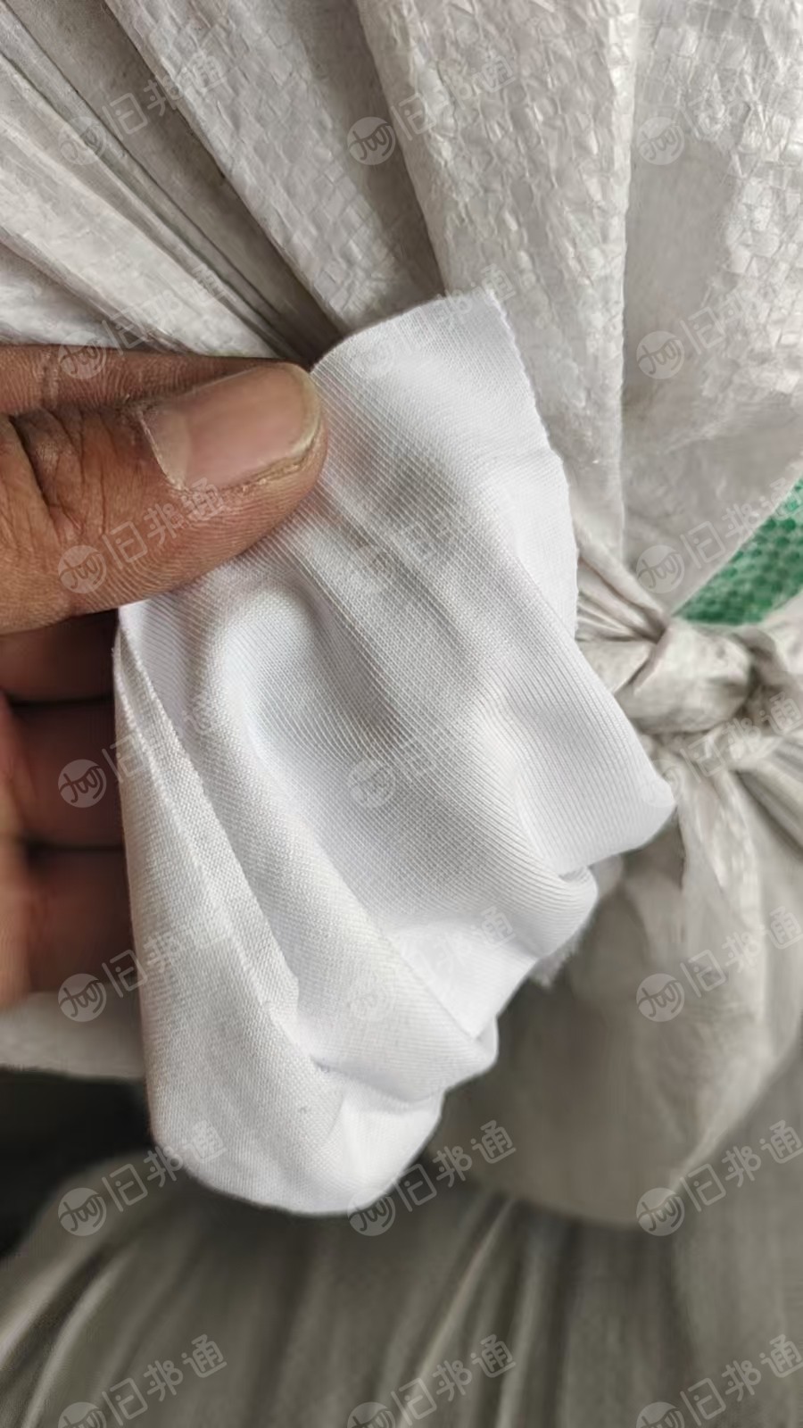 长期出售白色的涤棉废布,棉布边角料,85棉15涤,月供20吨左右