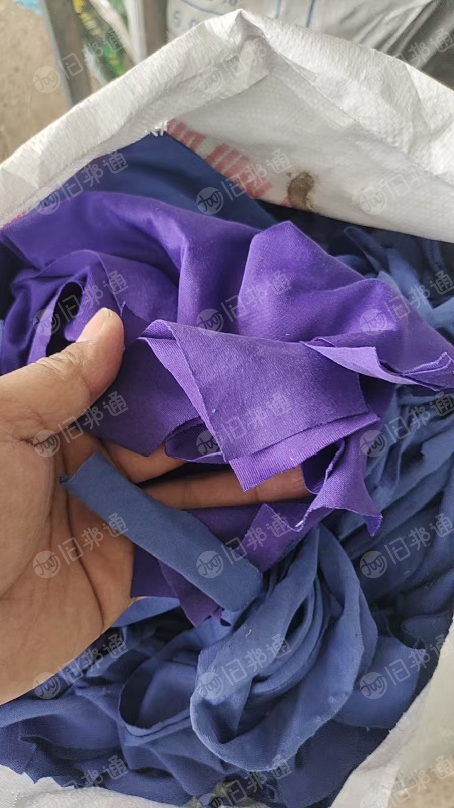 长期出售白色的涤棉废布,棉布边角料,85棉15涤,月供20吨左右