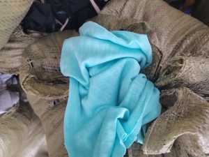 长期大量出售服装厂废布，涤纶废布，涤纶造粒布，现货有一挂车，货在湖北恩施