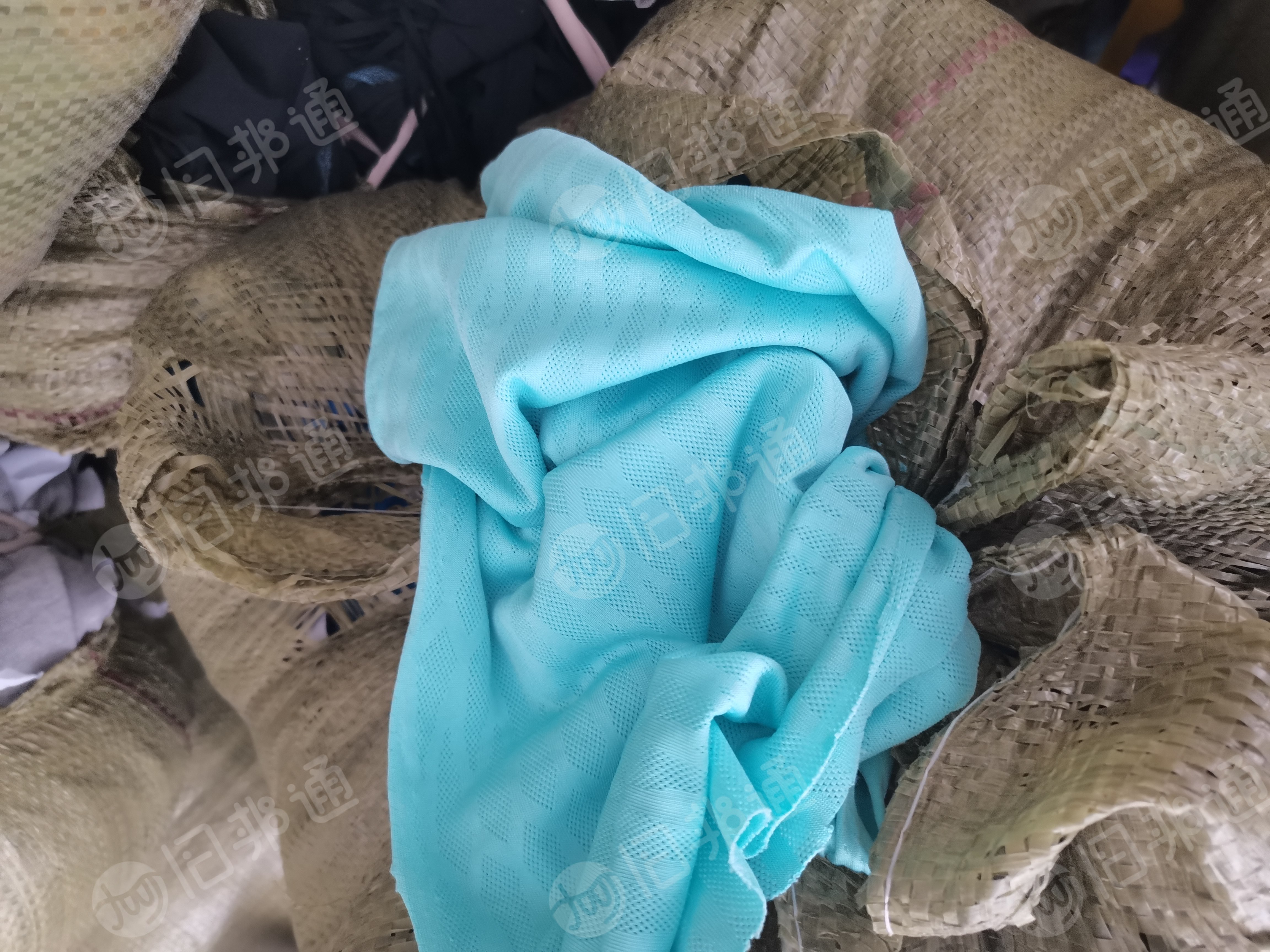 长期大量出售服装厂废布，涤纶废布，涤纶造粒布，现货有一挂车，货在湖北恩施