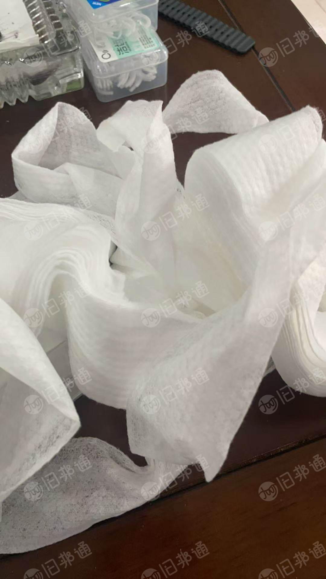 长期出售白色涤纶无纺布边角料，带棉的，涤纶无纺布，月供20-30吨，货在浙江绍兴