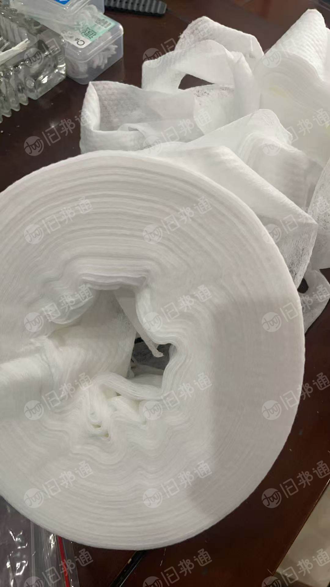 长期出售白色涤纶无纺布边角料，带棉的，涤纶无纺布，月供20-30吨，货在浙江绍兴
