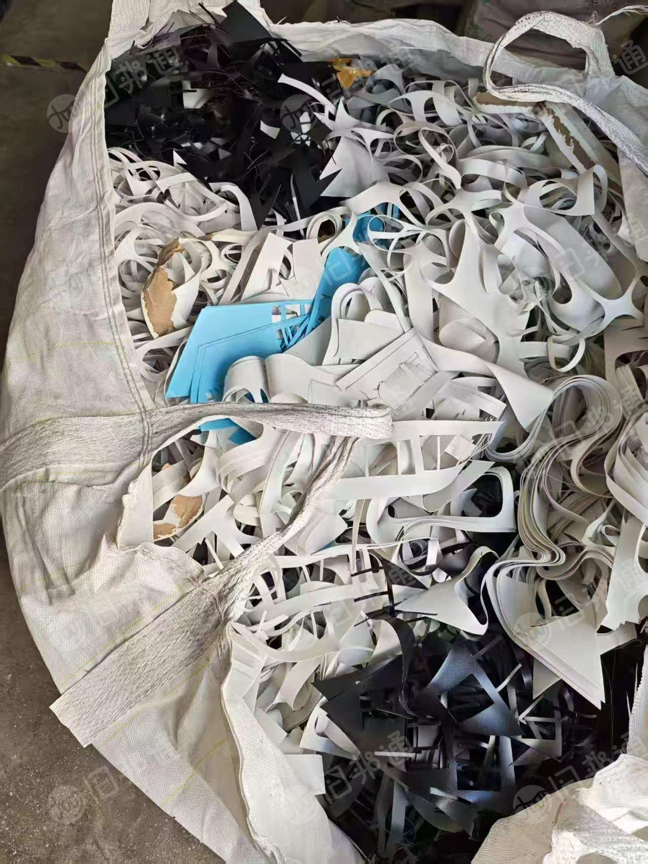 出售PVC冲浪板边料，游艇革边料，每月100吨，现货几十吨