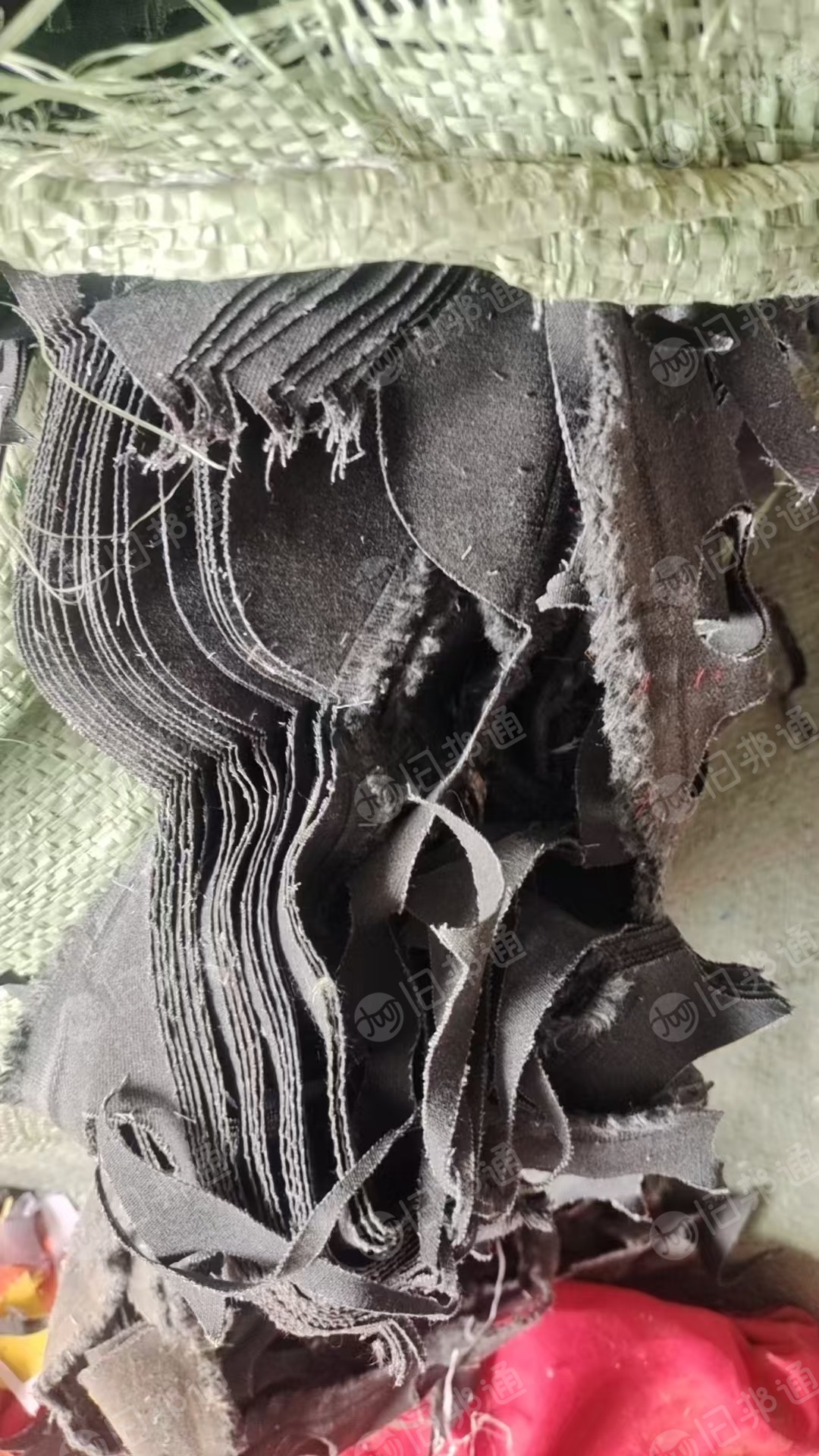 长期出售涤棉废布，水洗棉，现货有30吨左右，货在山东枣庄