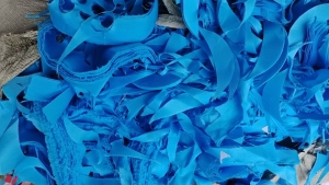 长期出售涤纶废布，涤纶碎布，涤纶造粒布，现货有30吨左右，货在山东枣庄