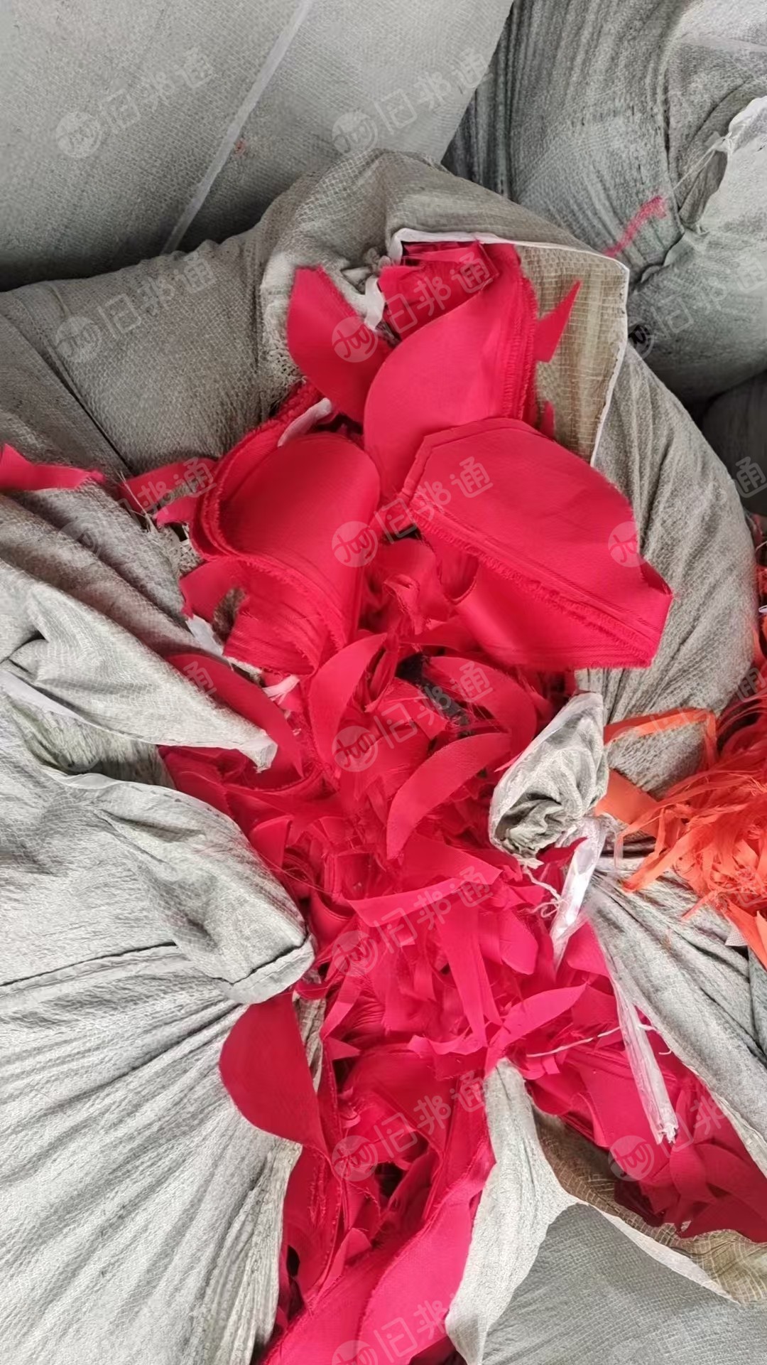 长期出售涤纶废布，涤纶碎布，涤纶造粒布，现货有30吨左右，货在山东枣庄