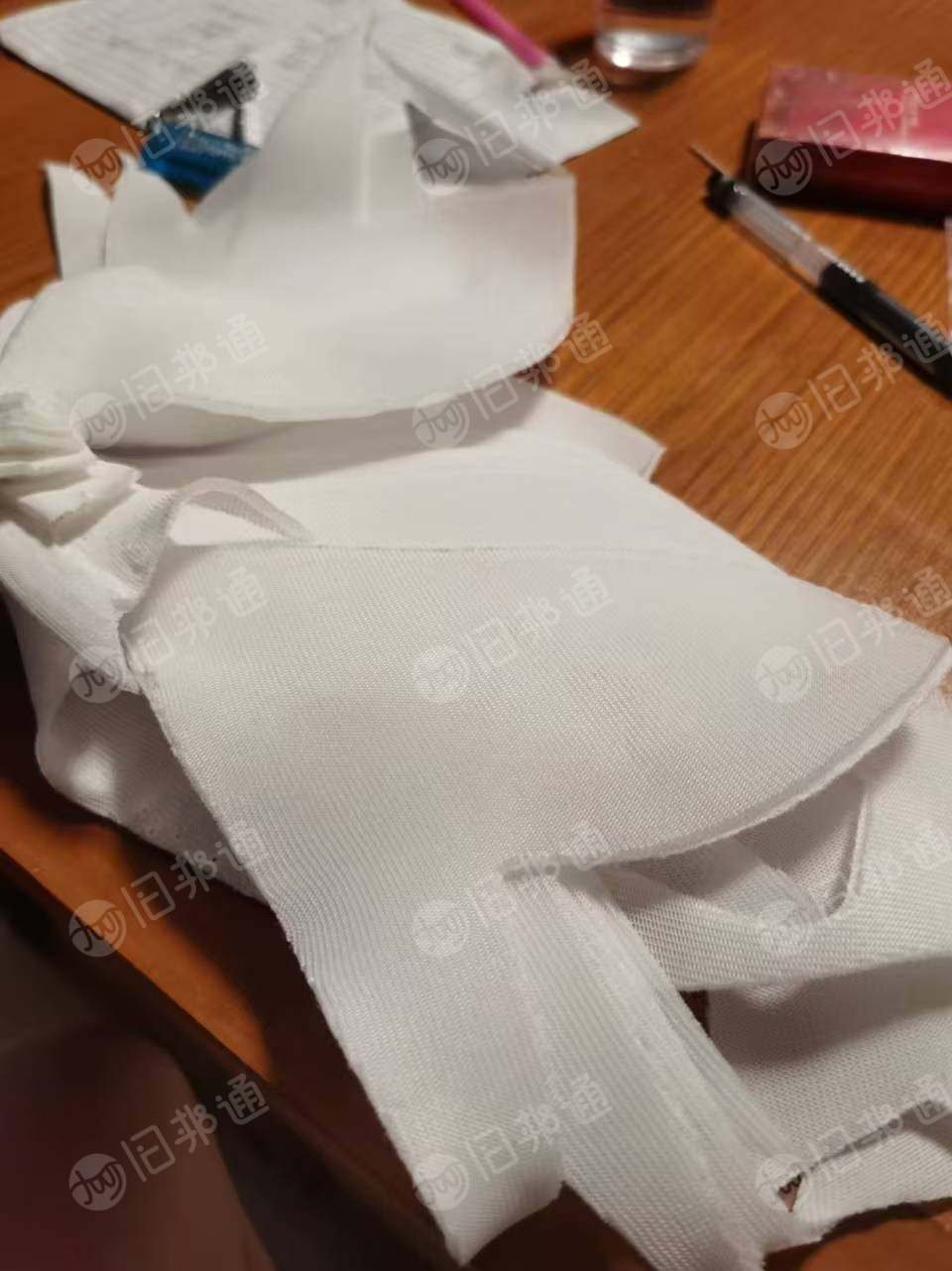 出售汽车内饰边角料，白色，可以拉丝，现货有五六吨，货在江西萍乡