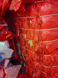 出售PE复合膜，红膜，3M公司下来的刀裁料，现货20吨左右