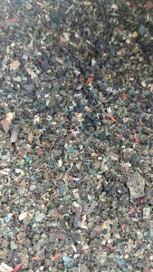 出售电线皮破碎料，现货10多吨，因换厂房便宜处理