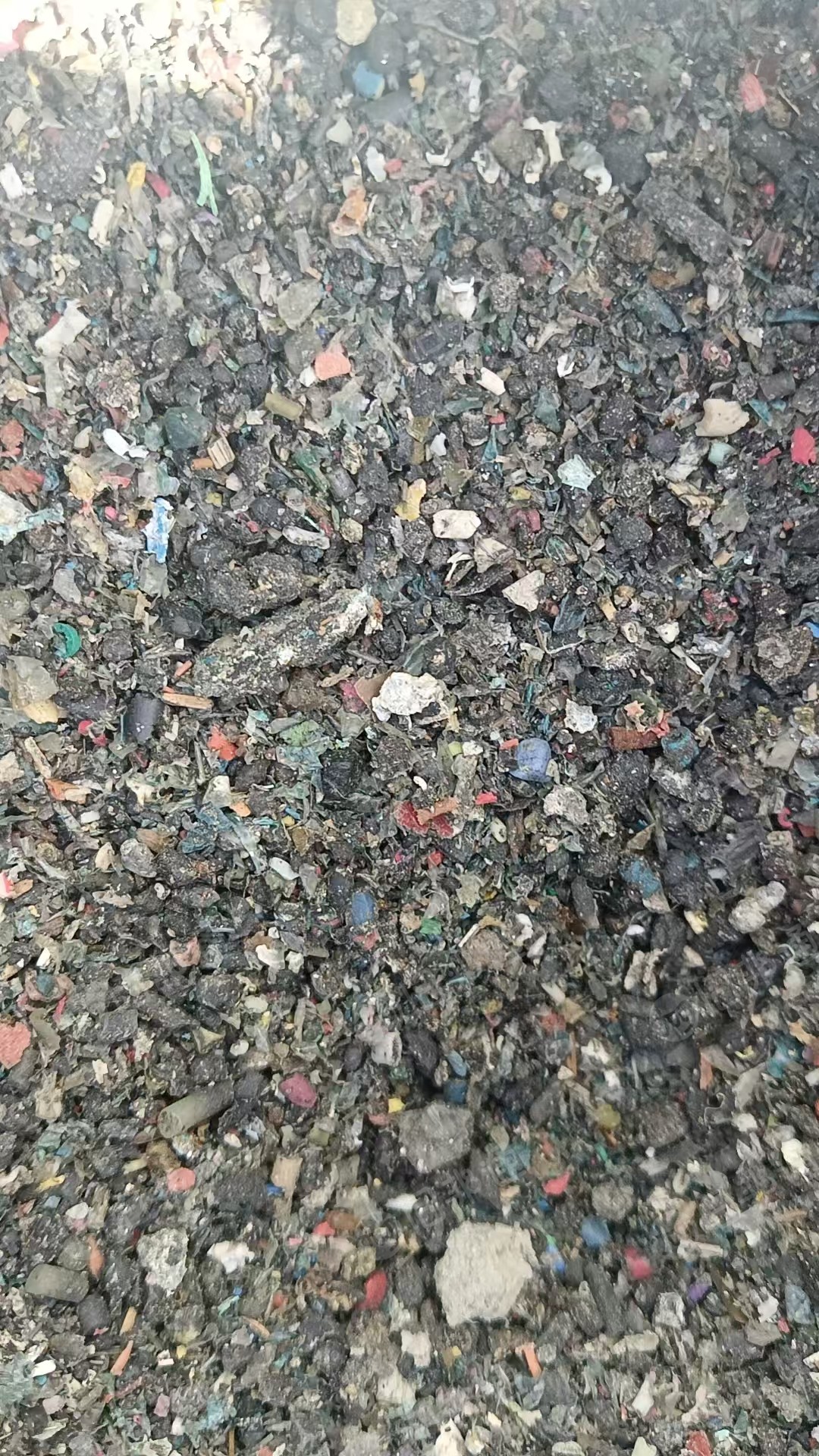 出售电线皮破碎料，现货10多吨，因换厂房便宜处理