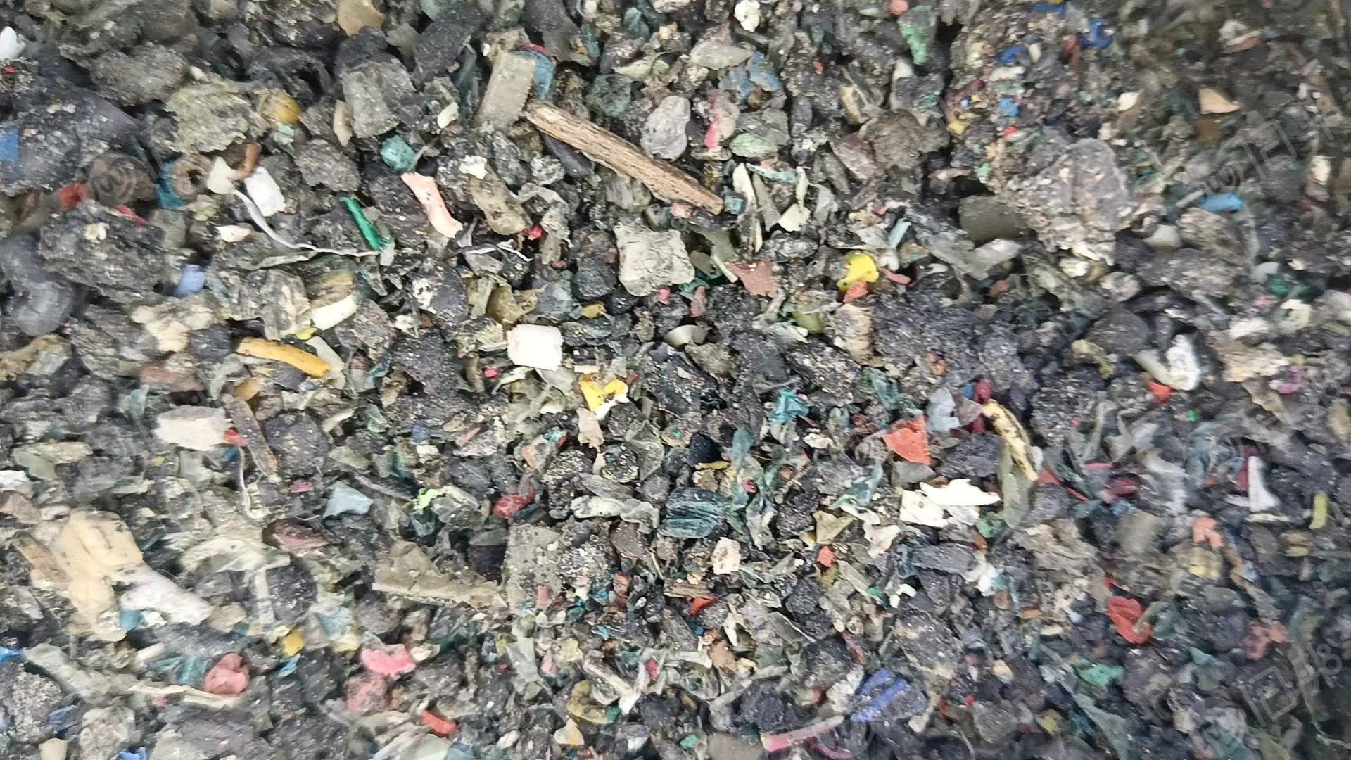 出售电线皮破碎料，现货10多吨，因换厂房便宜处理