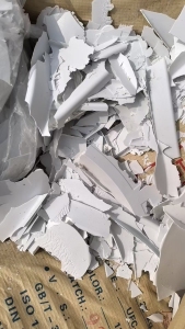 长期大量出售马桶盖板挤压出来脲醛边角料，下脚料，燃烧使用，月供百来吨，货在广东潮州