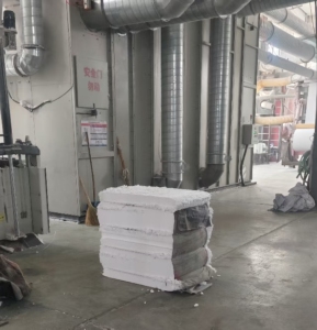 长期出售白色涤纶毛毛料，磨毛料，没有水分，现货有30吨，货在山东潍坊