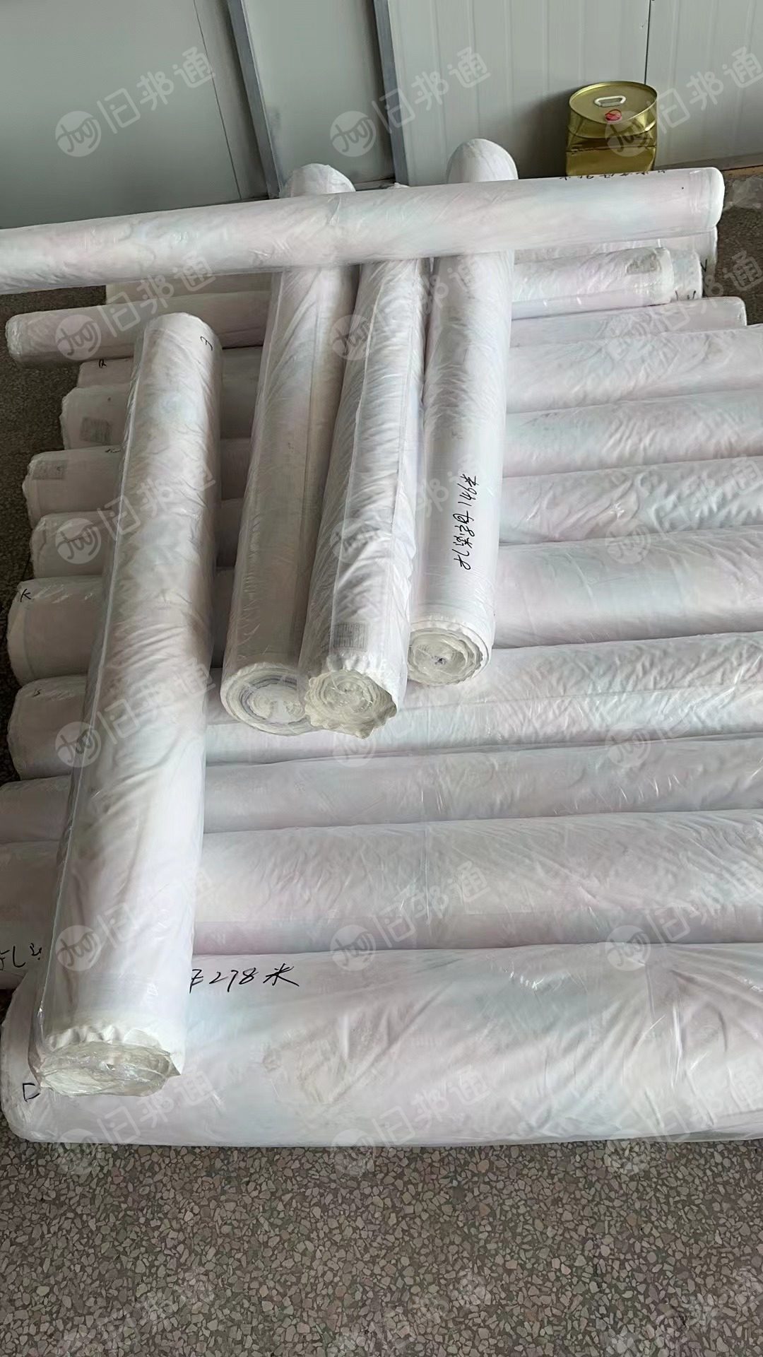 出售厂里处理的库存布，做羽绒服的面料，离型纸，现货有3500米，货在江苏盛泽
