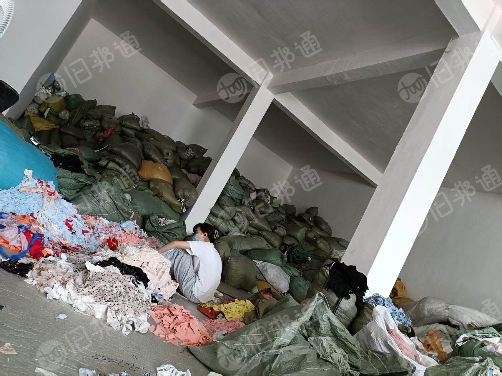 长期出售服装厂下脚料，什么材质的都有，都分开了，每个月60吨左右，厂在江西赣州