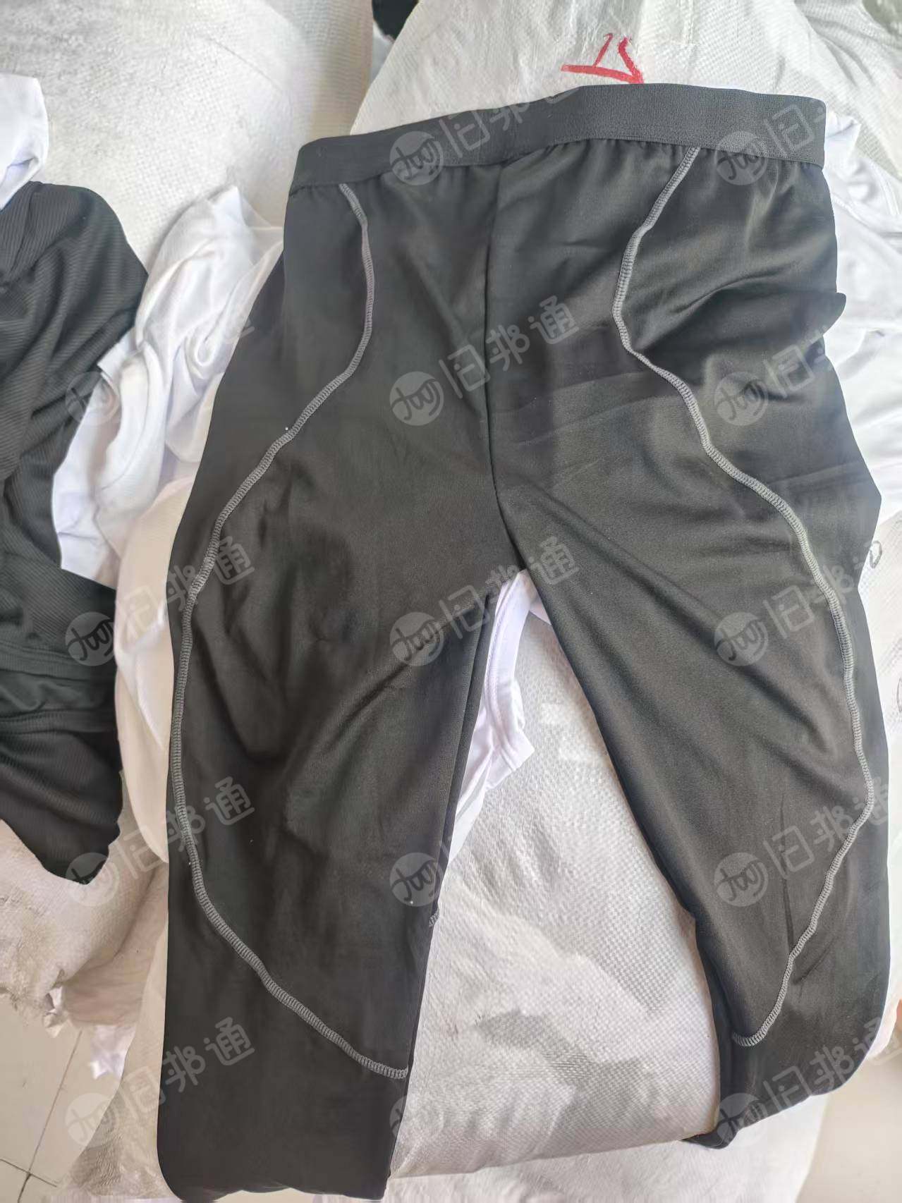 现货低价处理一批库存成人衣服,尺码全,长袖短袖都有,货在山东临沂沂水