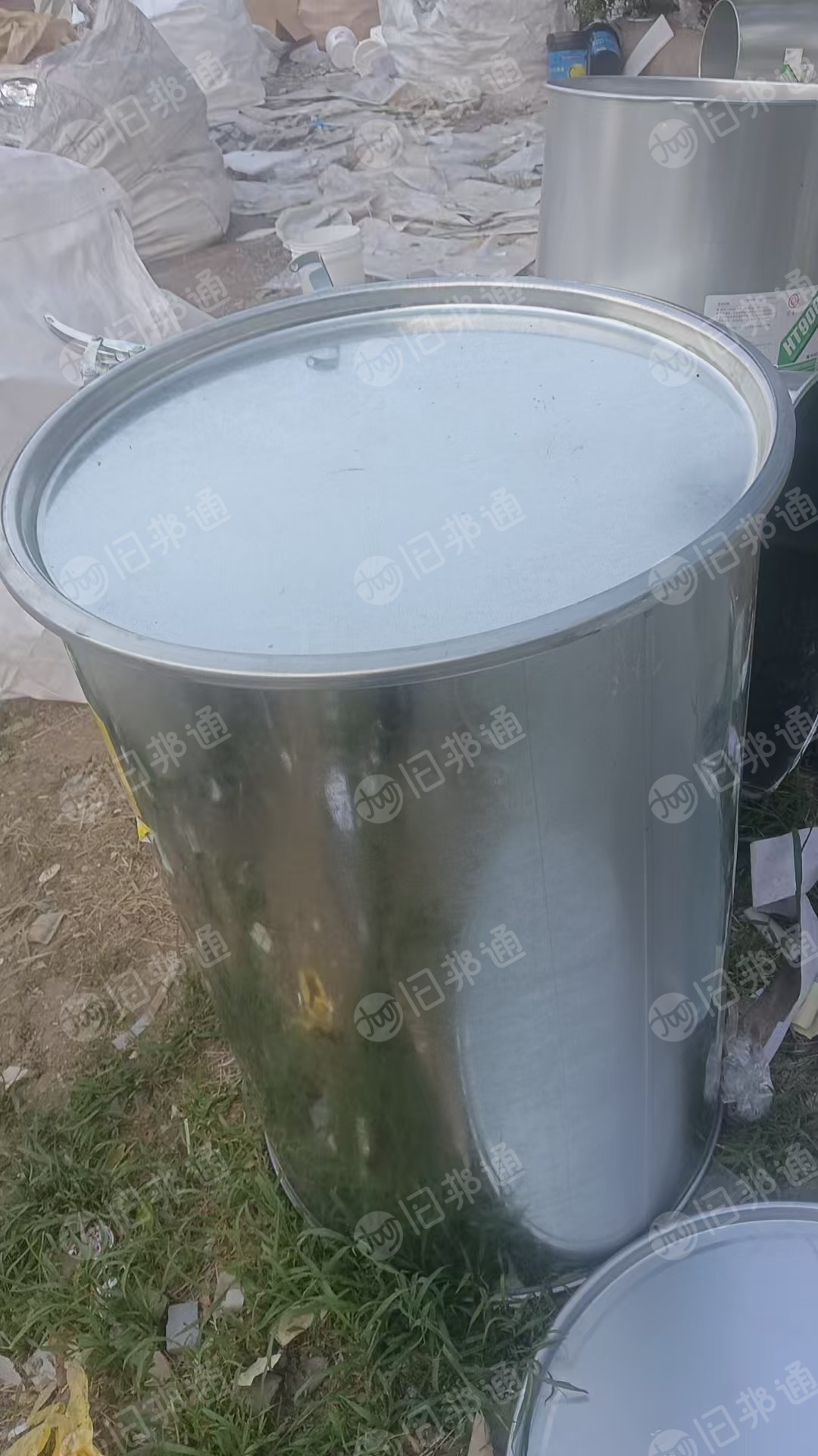 出售光伏厂下来的铁桶，内外干净，铁桶重二十二公斤，九米六高栏装二百个
