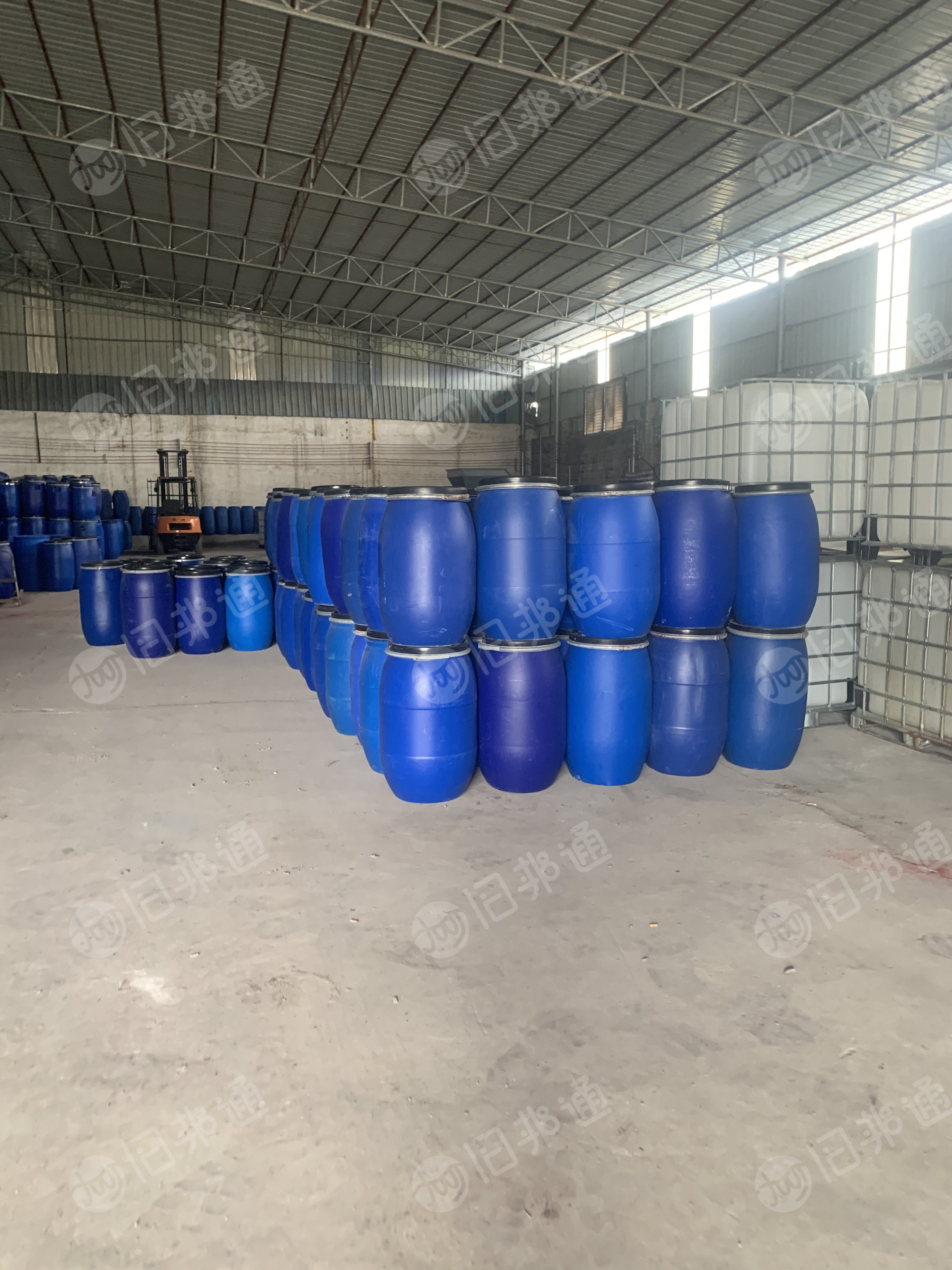 出售二手蓝桶，二手吨桶，二手铁桶，清洗干净的，200L，150L，60L等都有，现货几千个