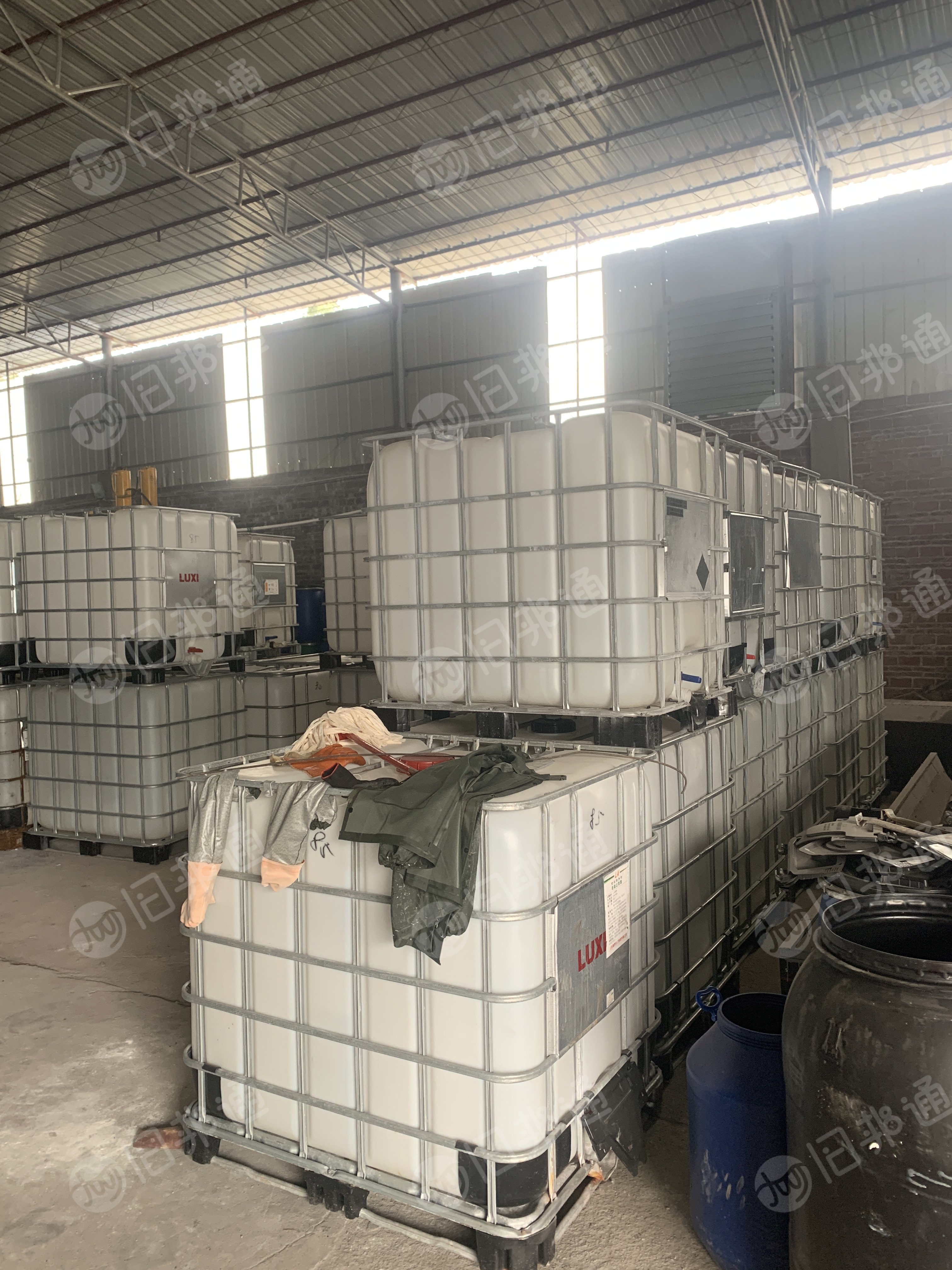 出售二手蓝桶，二手吨桶，二手铁桶，清洗干净的，200L，150L，60L等都有，现货几千个