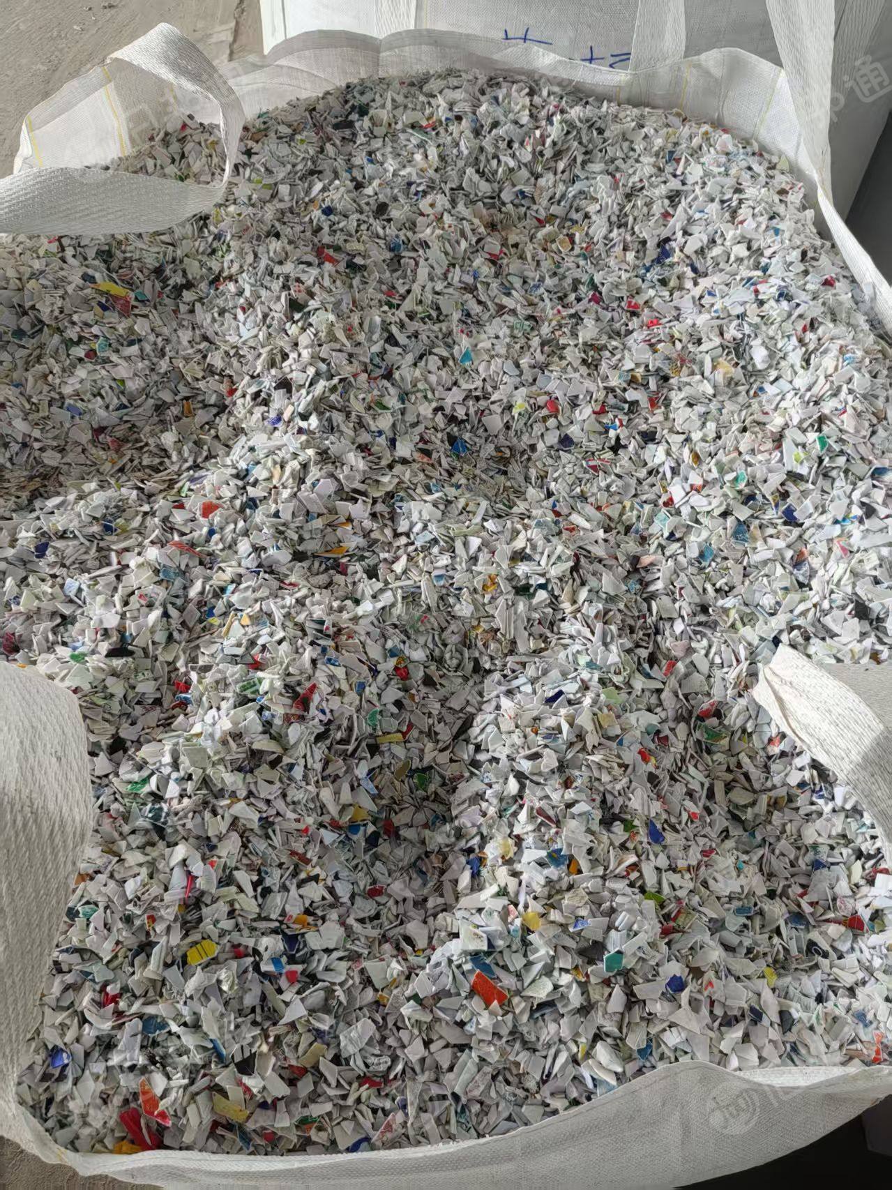 回收涂料桶破碎料 ，美缝剂空瓶料