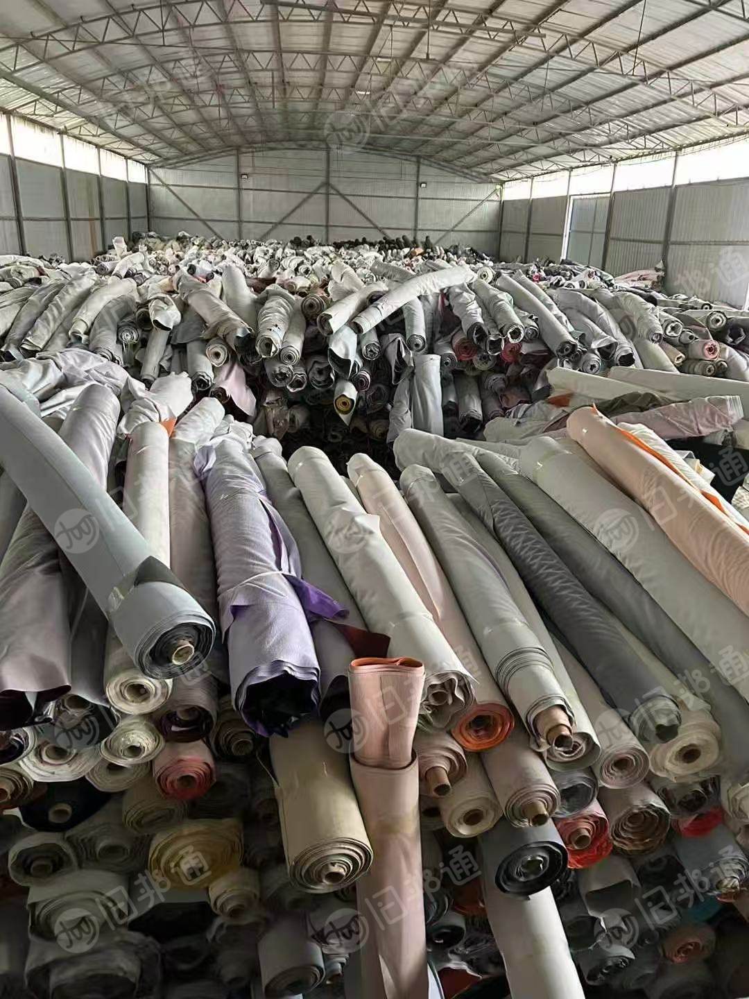 大量出售PVC地板革，沙发革，现货量上千吨